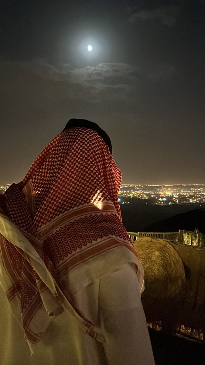 Yanis, fondateur de NurClips, contemplant une ville illuminée la nuit
